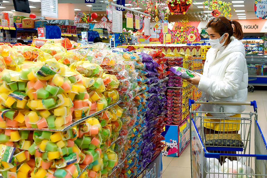 Người dân mua sắm tại Siêu thị Co.op Mart Pleiku. Ảnh: Đức Thụy