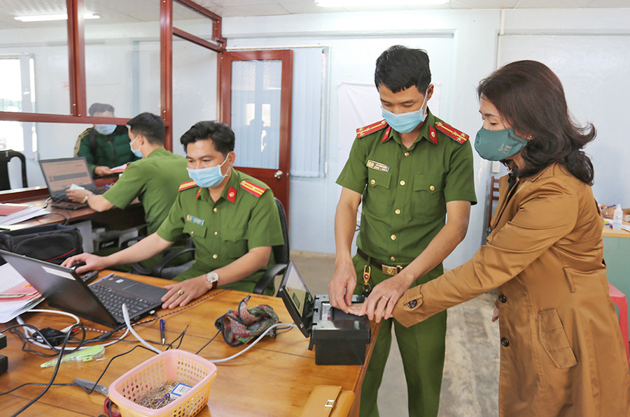 Người dân được tạo điều kiện thuận lợi khi làm thủ tục cấp CCCD gắn chíp điện tử. Ảnh: Văn Ngọc