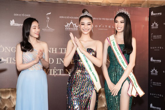 Kiều Loan trao lại sash cho Ngọc Thảo - đại diện Việt Nam được kỳ vọng sẽ làm nên chuyện tại Miss Grand International