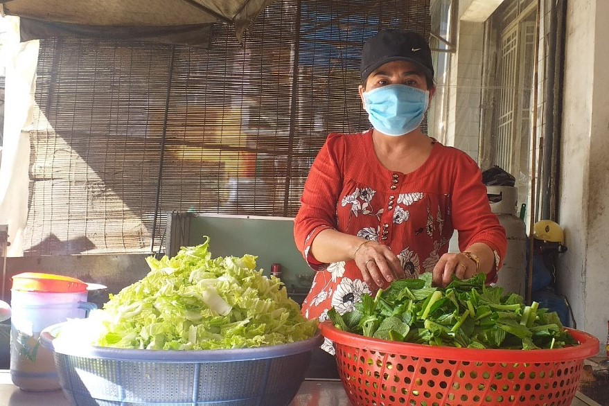 rau xanh là thứ không thể thiếu trong mỗi suất cơm phục vụ cán bộ, nhân viên y tế, người dân đang phong tỏa trong Bệnh viện, ảnh P.Dung