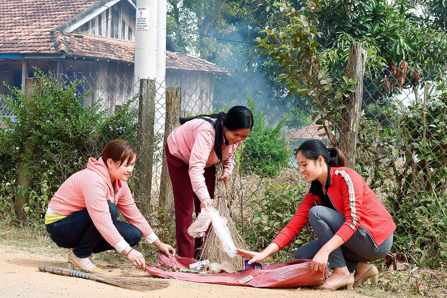 8.Bà con làng Tơ Kơr thu gom rác thải, duy trì tốt vệ sinh môi trường vào ngày cuối tuần.