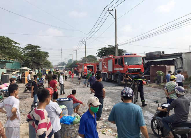 Cảnh sát PCCC đến hiện trường dập lửa- Ảnh: ĐỖ TRƯỜNG