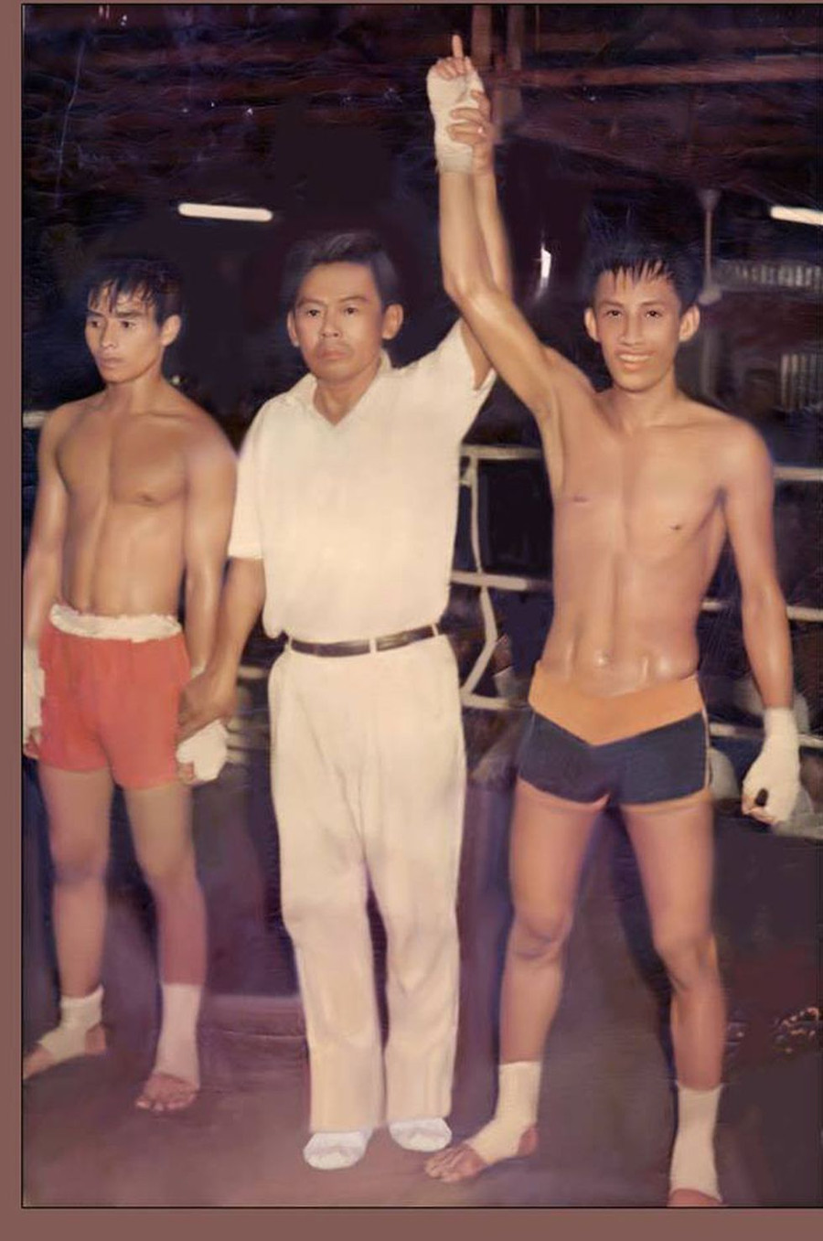 Võ sĩ Lê Thanh Tùng (bên phải) giành chiến thắng trước võ sĩ Minh Cường trong trận chung kết hạng cân 51 kg tại giải vô địch võ thuật năm 1970 ẢNH: TƯ LIỆU GIA ĐÌNH