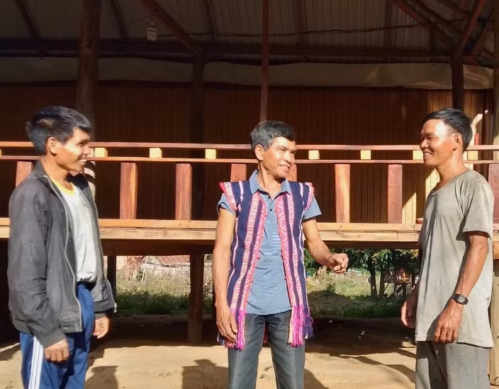 Già làng Đinh Gui (ở giữa) thường xuyên gặp gỡ tuyên truyền, vận động Nhân dân đoàn kết, phát triển kinh tế. Ảnh: Ngọc Minh