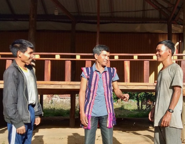 Già làng Đinh Gui (ở giữa) thường xuyên gặp gỡ tuyên truyền, vận động Nhân dân đoàn kết, phát triển kinh tế. Ảnh: Ngọc Minh