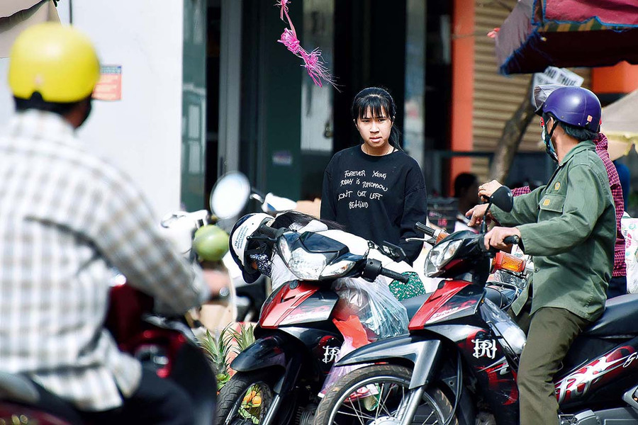 Khu vực họp chợ trên đường Lê Lai (TP. Pleiku) không khó để bắt gặp cảnh người dân không đeo khẩu trang và tụ tập đông đúc.