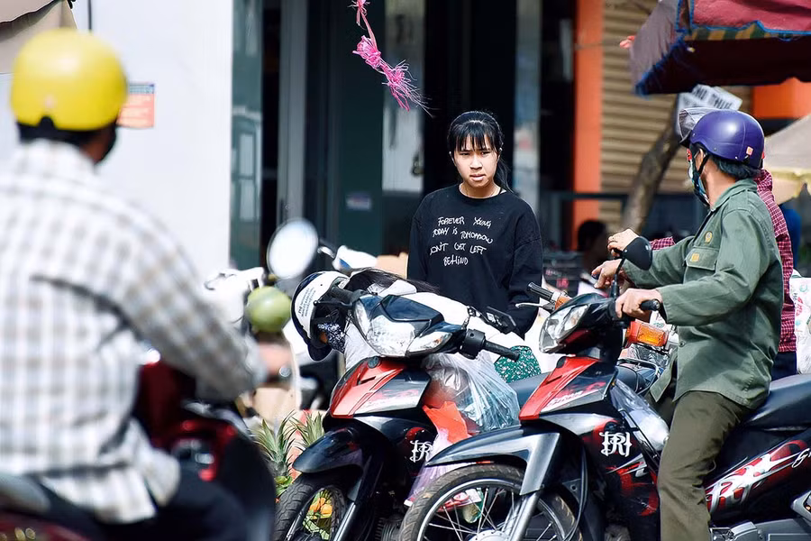 Khu vực họp chợ trên đường Lê Lai (TP. Pleiku) không khó để bắt gặp cảnh người dân không đeo khẩu trang và tụ tập đông đúc.