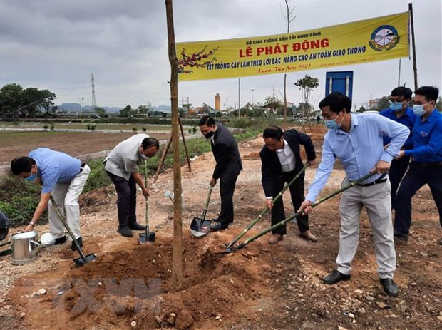 Lãnh đạo và cán bộ ngành giao thông vận tải tỉnh Ninh Bình trồng cây xanh. (Ảnh: Hải Yến/TTXVN) Lãnh đạo và cán bộ ngành giao thông vận tải tỉnh Ninh Bình trồng cây xanh. (Ảnh: Hải Yến/TTXVN)