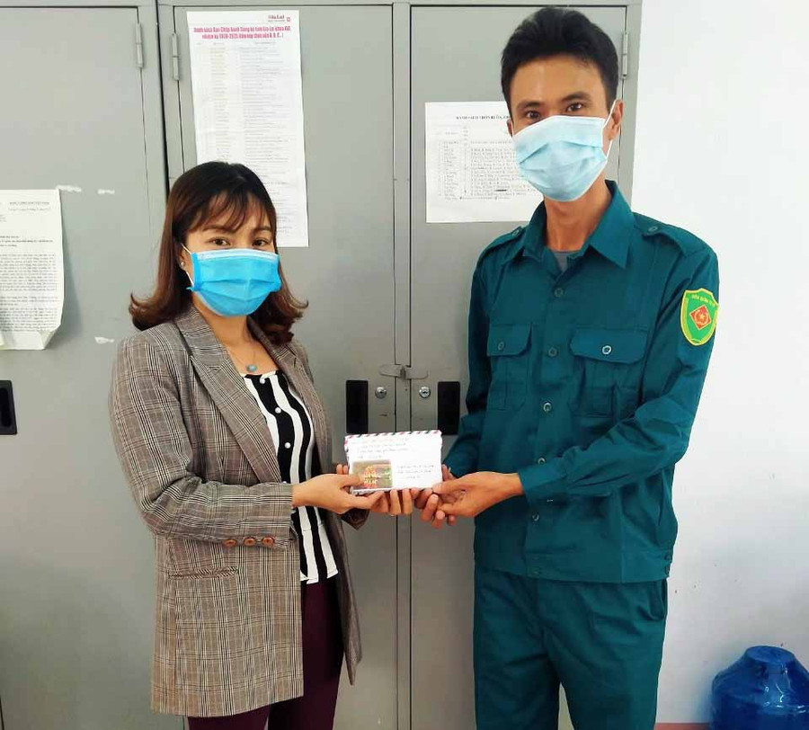 Anh Nguyễn Thanh Tú trao số tiền ủng hộ cho đại diện Ủy ban MTTQ Việt Nam huyện Krông Pa. Ảnh: Vĩnh Hoàng Anh Nguyễn Thanh Tú trao số tiền cho đại diện UBMT Tổ quốc huyện Krông Pa