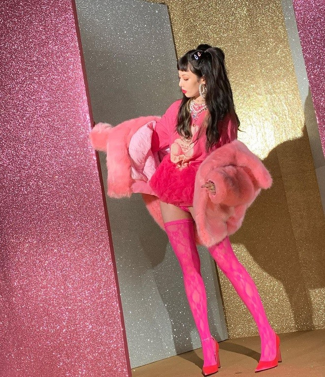 Tuy nhiên, việc theo đuổi hình tượng gợi cảm, cá tính khiến giọng ca 9X từng vướng vào nhiều tranh cãi. Ảnh: Instagram.