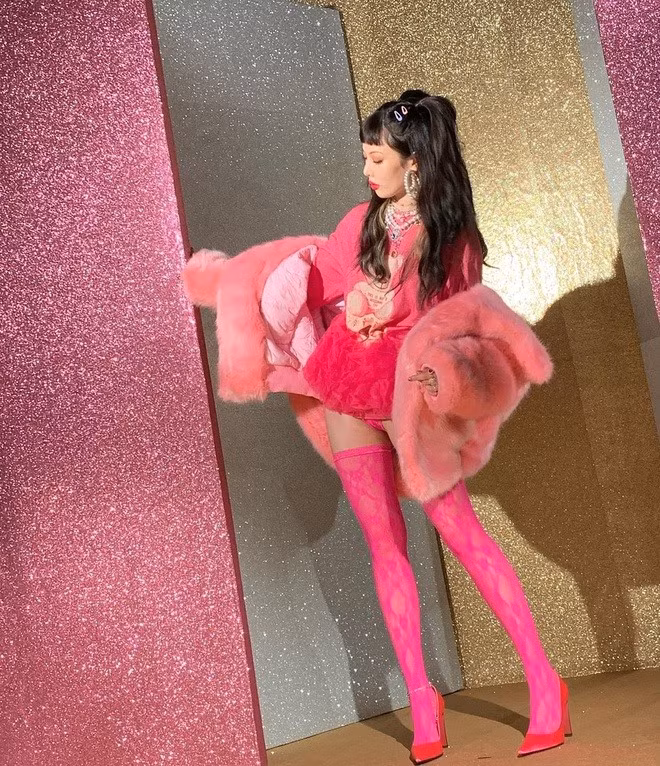 Tuy nhiên, việc theo đuổi hình tượng gợi cảm, cá tính khiến giọng ca 9X từng vướng vào nhiều tranh cãi. Ảnh: Instagram.