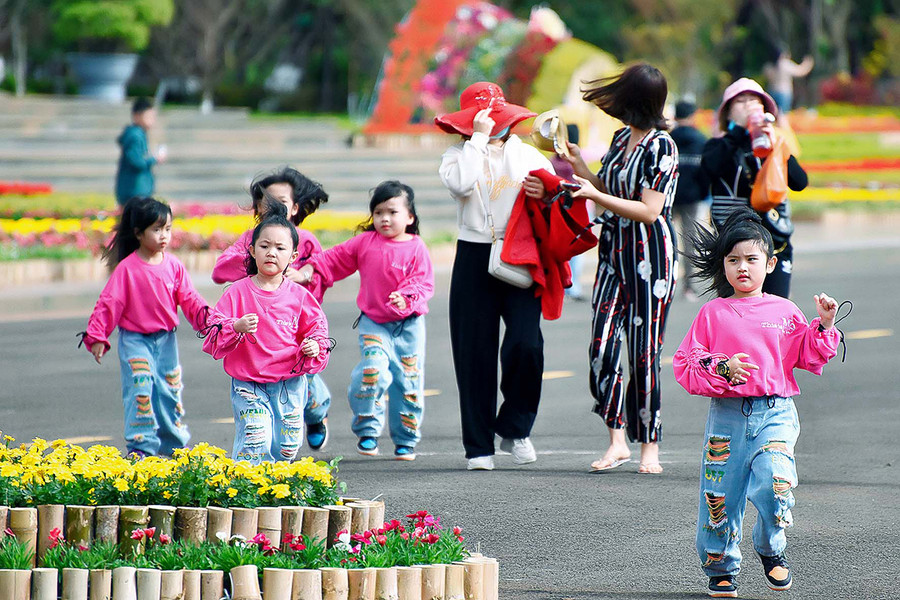 Nhiều người lớn chưa chú ý đeo khẩu trang cho mình và cho trẻ nhỏ khi đi ra nơi công cộng.
