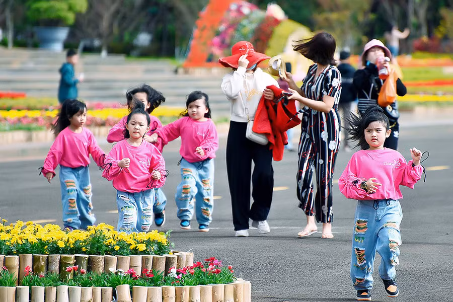 Nhiều người lớn chưa chú ý đeo khẩu trang cho mình và cho trẻ nhỏ khi đi ra nơi công cộng.