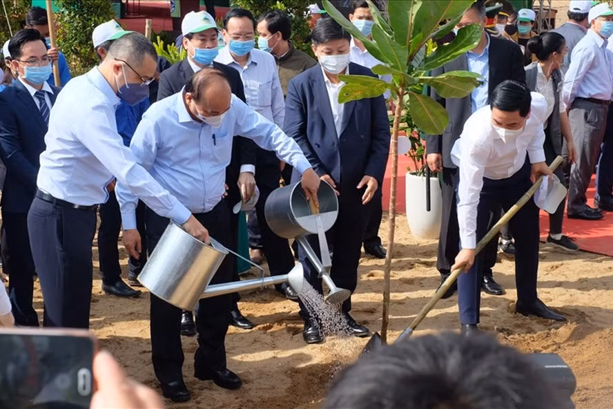  Thủ tướng Chính phủ Nguyễn Xuân Phúc trồng cây xanh tại Phú Yên. Ảnh Phước Tín