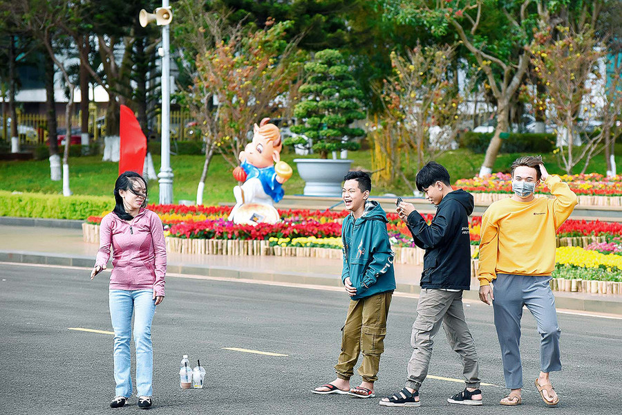 Tại Quảng trường Đại Đoàn Kết, nhiều người dân vẫn chưa nghiêm túc thực hiện việc đeo khẩu trang. 