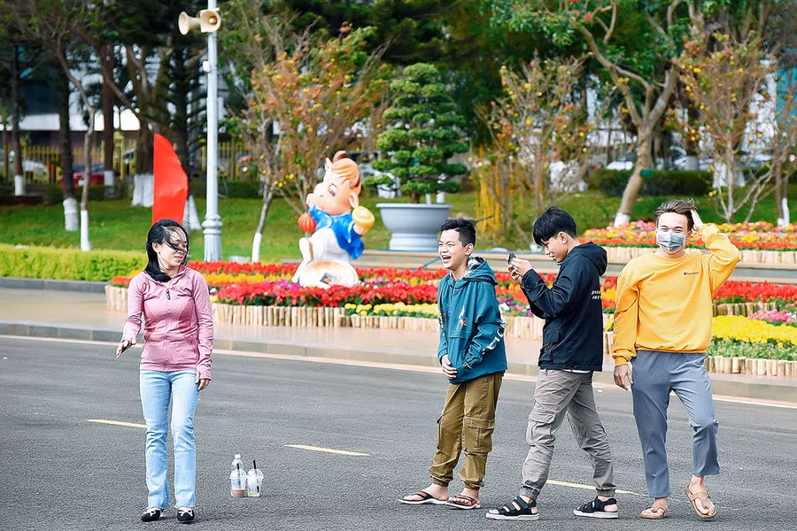 Tại Quảng trường Đại Đoàn Kết, nhiều người dân vẫn chưa nghiêm túc thực hiện việc đeo khẩu trang. 