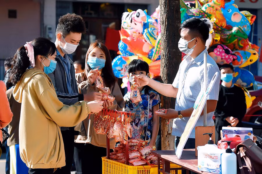 Khách đến lễ chùa không quên mua muối cầu may. Mua muối đầu năm là mong sự mặn mà, no ấm cho gia đình trong cả năm dài tiếp tới.