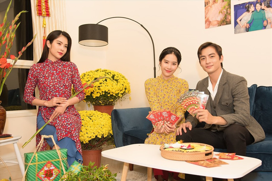 Nam Em (áo dài vàng) và Lãnh Thanh đang là cặp đôi đẹp của showbiz Việt.