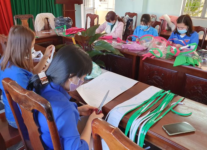 Người trẻ Gia Lai "đi từng ngõ, gõ từng nhà" chung sức chống dịch Covid-19 ảnh 3 Thanh niên H.Chư Pah làm màn che giọt bắn hỗ trợ chống dịch Covid-19.
