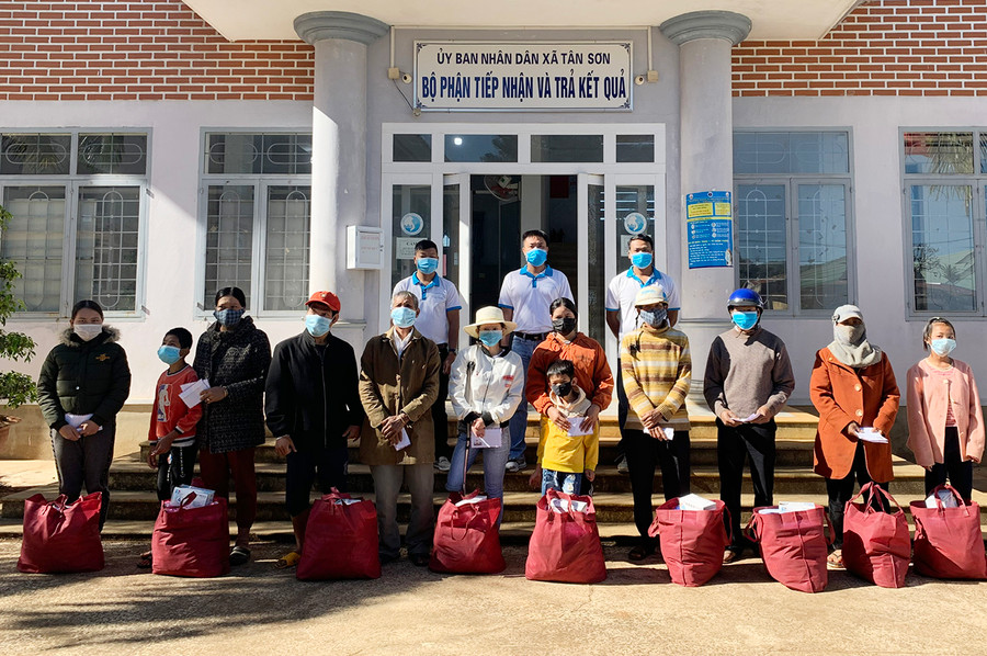  Nhóm đã tặng 10 suất quà cho trẻ em nghèo, bị khuyết tật trên địa bàn xã Tân Sơn. Ảnh: Hồng Thương