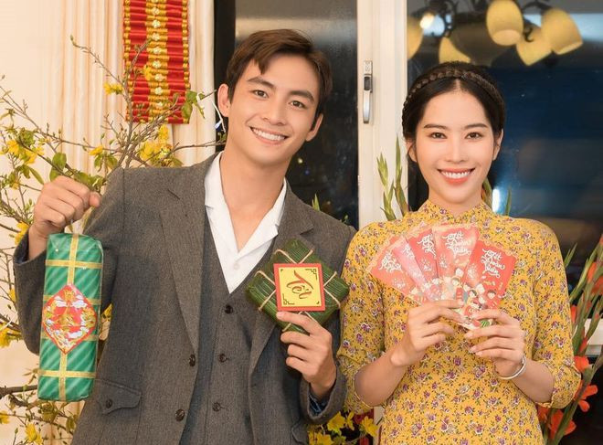 Cặp đôi tình tứ chụp ảnh Tết sau nghi vấn chia tay. ẢNH: FBNV