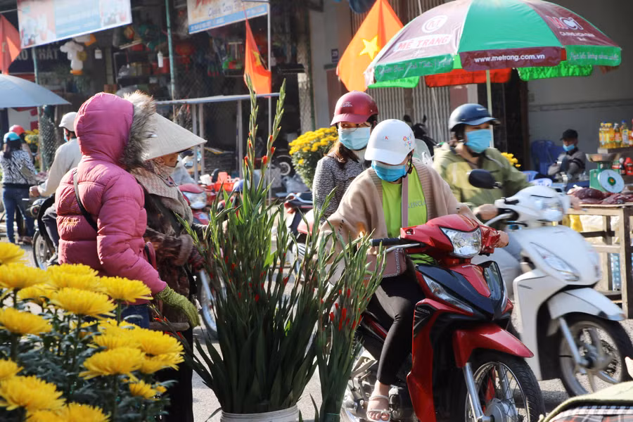 Tại chợ An Khê (thị xã An Khê) việc mua bán diễn ra sôi động vào ngày mùng 3 Tết. Ảnh: Ngọc Minh