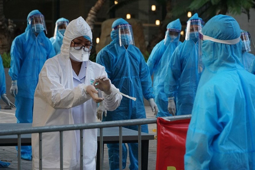 Đội đáp ứng nhanh số 3 của Trung tâm Y tế quận Tây Hồ và Trạm Y tế Quảng An đã tiến hành điều tra tại khách sạn Somerset Westpoint. Ảnh LDO