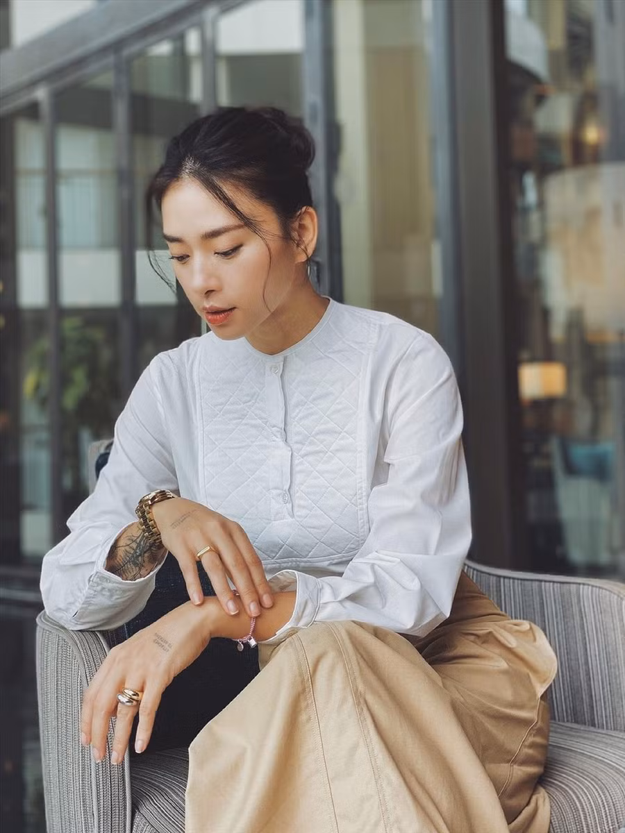 Vốn dĩ gương mặt nữ diễn viên đã có đường nét thanh thoát, xinh đẹp, cộng thêm làn da trắng mịn nên cô thường xuyên để mặt mộc mà vẫn “hack tuổi”. Ảnh: FBNV