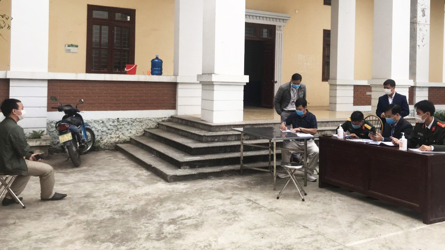 Cơ quan chức năng lập biên bản vi phạm đối với ông Trần Hải Đăng (ngoài cùng bên trái) tại khu cách ly của huyện Yên Dũng. Ảnh: Lâm Dũng Cơ quan chức năng lập biên bản vi phạm đối với ông Trần Hải Đăng (ngoài cùng bên trái) tại khu cách ly của huyện Yên Dũng. Ảnh: Lâm Dũng