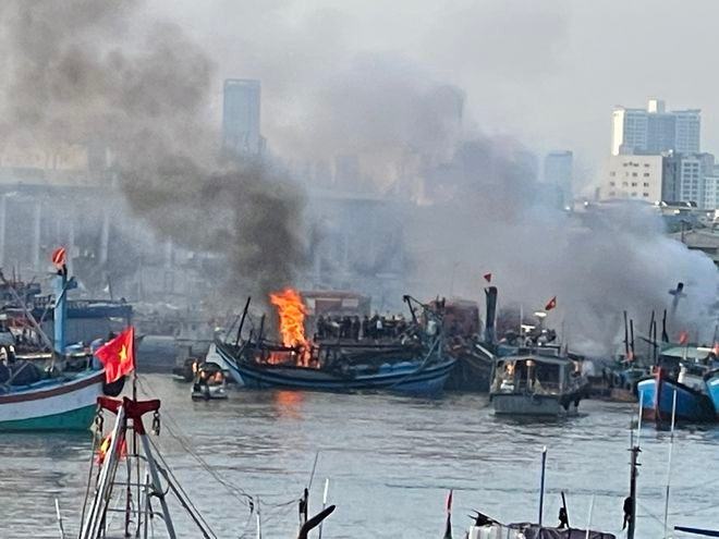 Vị trí cháy tàu cá ở khu vực phía Đông âu thuyền. ẢNH: NGUYỄN TÚ