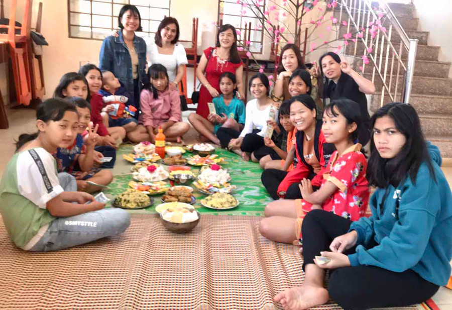 Cán bộ Trung tâm bảo trợ xã hội tỉnh Gia Lai cùng các em bên bữa cơm thân mật. Ảnh: Hà Phương