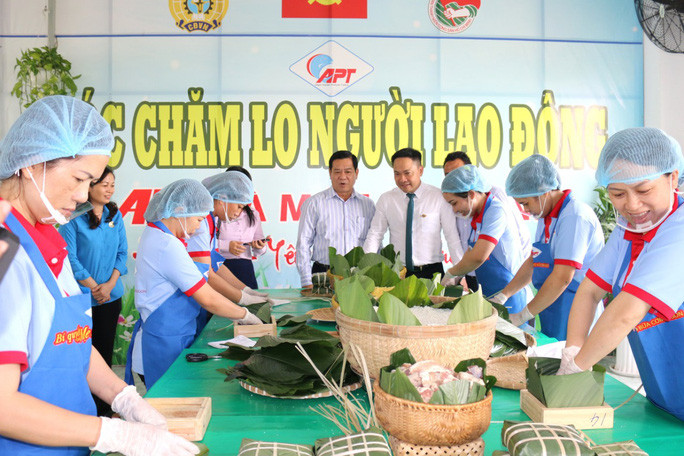 Dù còn nhiều khó khăn, APT luôn quan tâm chăm lo đời sống tinh thần và bữa ăn cho người lao động Dù còn nhiều khó khăn, APT luôn quan tâm chăm lo đời sống tinh thần và bữa ăn cho người lao động
