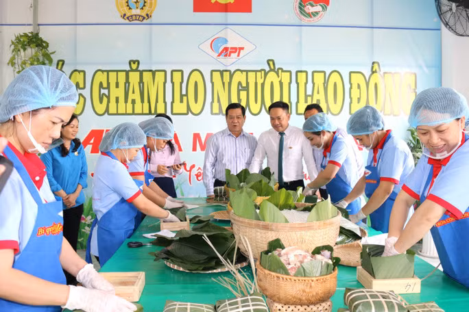  Dù còn nhiều khó khăn, APT luôn quan tâm chăm lo đời sống tinh thần và bữa ăn cho người lao động