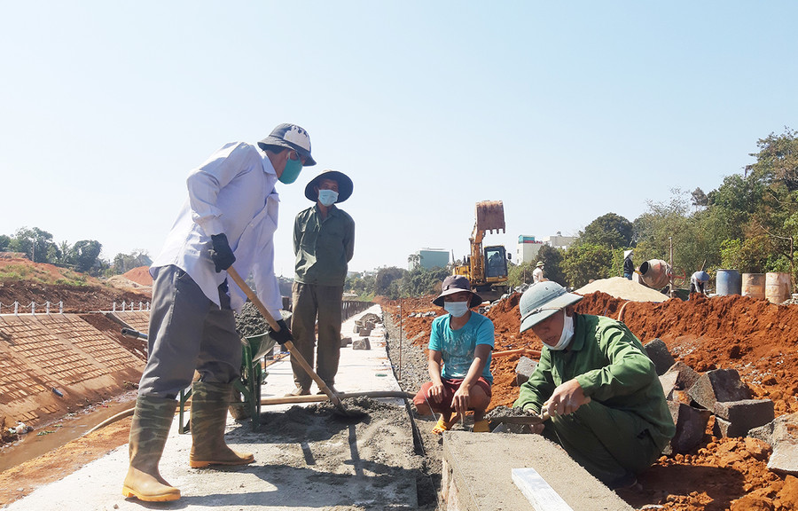 Công nhân thi công Dự án kè chống sạt lở suối Hội Phú (TP. Pleiku) trong những ngày đầu năm mới. Ảnh: Minh Triều Công nhân thi công Dự án kè chống sạt lở suối Hội Phú (TP. Pleiku) trong những ngày đầu năm mới. Ảnh: Minh Triều