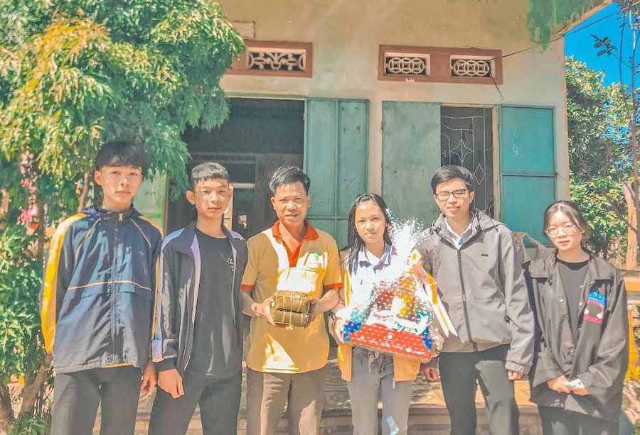 Tặng quà Tết cho học sinh nghèo, khó khăn trường THTP Trần Cao Vân. Ảnh: Hồng Ngọc