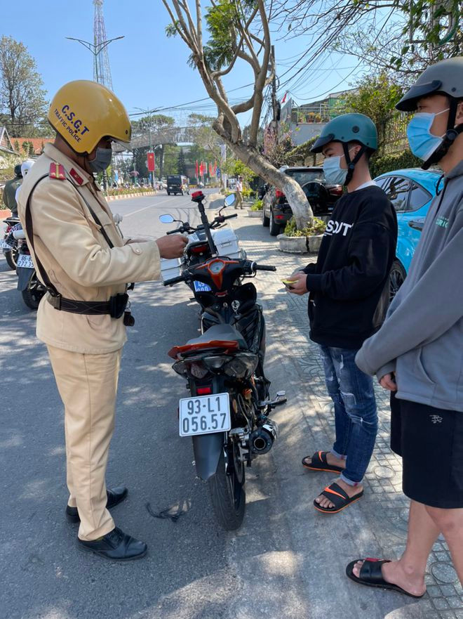 Hàng chục xe máy chế độ, thay đổi kết cấu, thay ống pô bị tạm giữ để xử lý. Ảnh: LÂM VIÊN