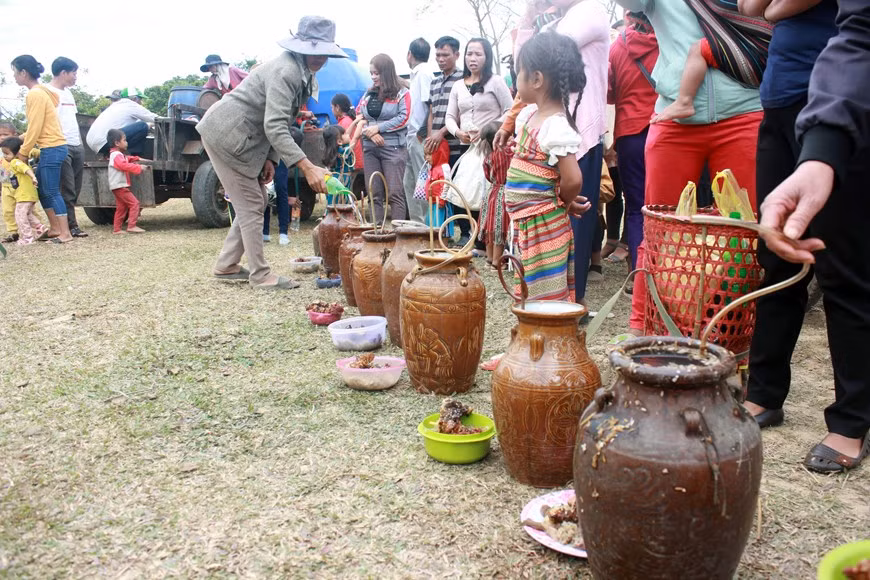 Rượu ghè và thức ăn được người dân bày thành hàng để mọi người có thể thưởng thức. (Ảnh: Khoa Chương/TTXVN)