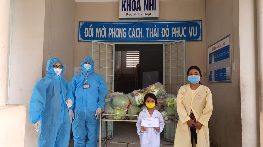 Lãnh đạo thị xã thăm động viên bệnh nhân đang điều trị tại TTYT thị xã