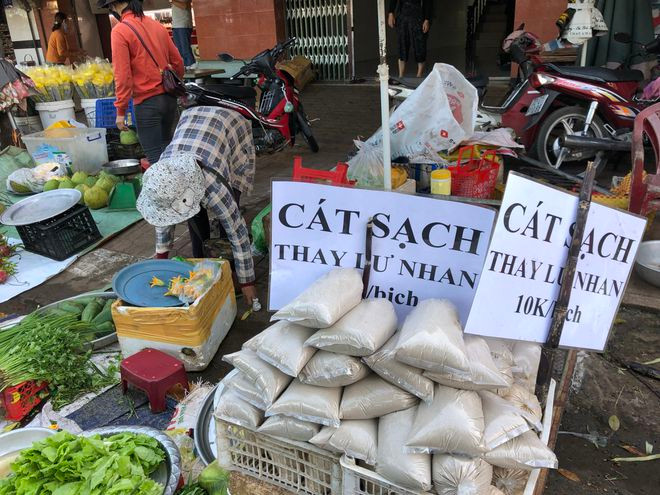 Những món hàng chỉ bán ở chợ ngày tết. Ảnh: LÊ THANH Những món hàng chỉ bán ở chợ ngày tết. Ảnh: LÊ THANH