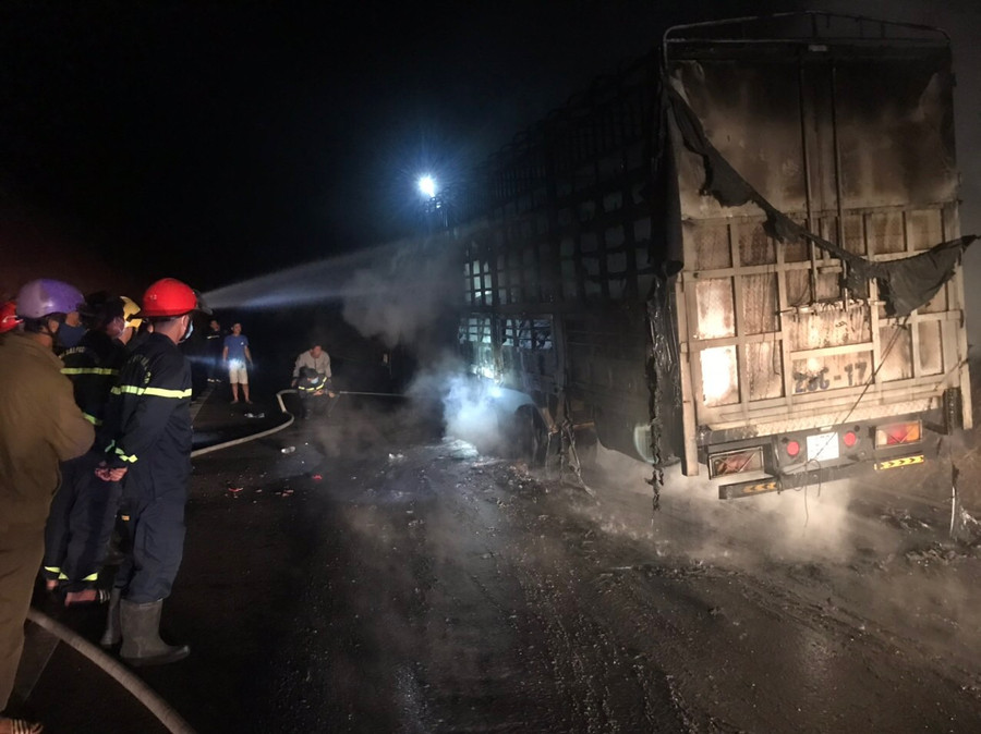 Sau khoảng 1 giờ đồng hồ ngọn lửa đã được khống chế. Ảnh: Văn Ngọc