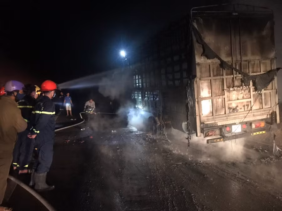 Sau khoảng 1 giờ đồng hồ ngọn lửa đã được khống chế. Ảnh: Văn Ngọc