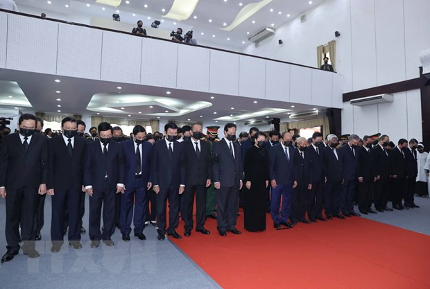 Đoàn đại biểu Ban Chấp hành Trung ương Đảng Cộng sản Việt Nam do Ủy viên Bộ Chính trị, Thủ tướng Chính phủ Nguyễn Xuân Phúc dẫn đầu viếng nguyên Phó Thủ tướng Trương Vĩnh Trọng. (Ảnh: Thống Nhất/TTXVN) Đoàn đại biểu Ban Chấp hành Trung ương Đảng Cộng sản Việt Nam do Ủy viên Bộ Chính trị, Thủ tướng Chính phủ Nguyễn Xuân Phúc dẫn đầu viếng nguyên Phó Thủ tướng Trương Vĩnh Trọng. (Ảnh: Thống Nhất/TTXVN)