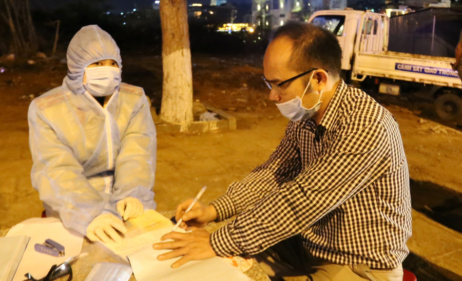 Nhiều người dân chủ quan trong dịp Tết. Ảnh: Văn Ngọc