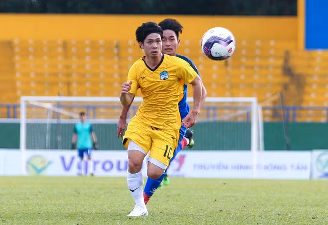 Công Phượng trở về phố núi Pleiku, cùng HLV Kiatisak thực hiện tham vọng của bầu Đức. Ảnh: MINH TÂN