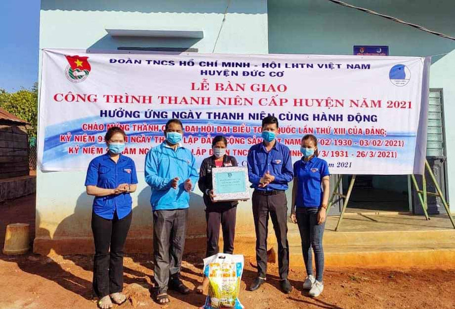 Huyện Đoàn, Hội LHTN Việt Nam huyện Đức Cơ bàn giao nhà nhân ái cho gia đình anh Rơ Mah Bíu. Ảnh: Thủy Bình
