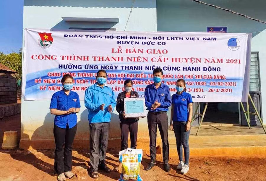 Huyện Đoàn, Hội LHTN Việt Nam huyện Đức Cơ bàn giao nhà nhân ái cho gia đình anh Rơ Mah Bíu. Ảnh: Thủy Bình