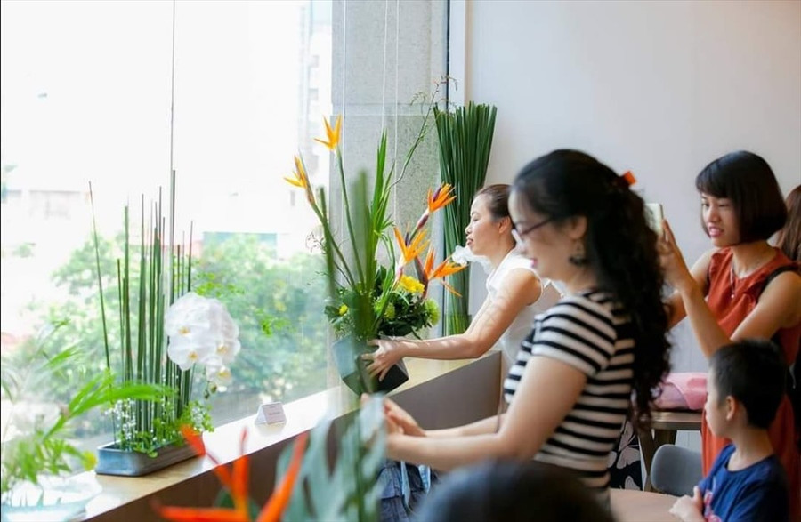 Nhiều người tham gia cắm hoa Tết theo phong cách Ikebana. Nhiều người tham gia cắm hoa Tết theo phong cách Ikebana.