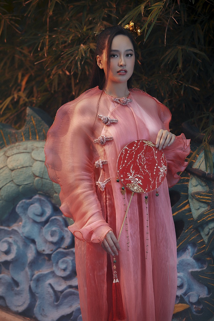 Diện loạt trang phục áo dài, Mai Phương Thuý thu hút với cách phục sức tựa như một mỹ nhân cổ trang trong bộ ảnh Tết.