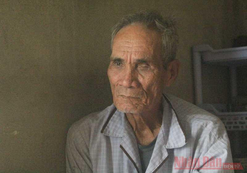 Ông Đáp nói: “Rừng nuôi nấng cả gia đình tui cho tới chừ. Thì tui phải có trách nhiệm giữ lấy”. Ông Đáp nói: “Rừng nuôi nấng cả gia đình tui cho tới chừ. Thì tui phải có trách nhiệm giữ lấy”.