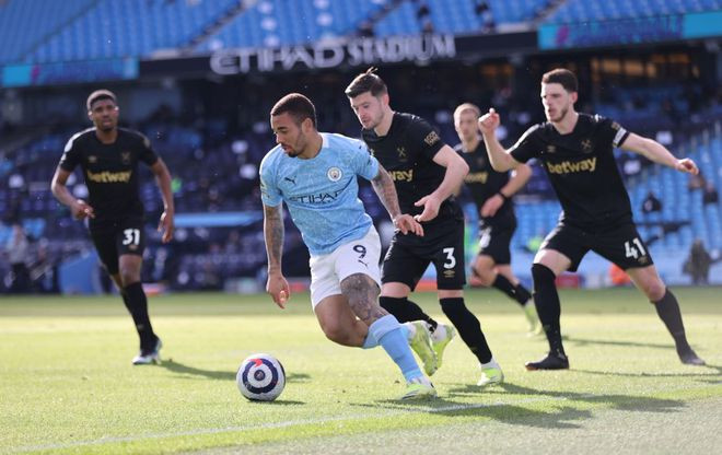  Jesus (số 9) chơi không khá hơn mấy so với Aguero khi được tung vào sân - Ảnh: Reuters